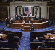 El vicepresidente Mike Pence y la presidenta de la Cámara de Representantes, Nancy Pelosi, demócrata de California, de pie después de leer la certificación final de los votos del Colegio Electoral emitidos en las elecciones presidenciales de noviembre durante una sesión conjunta del Congreso. AFP