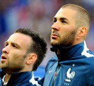 El caso incluye a Mathieu Valbuena (izquierda) a quién chantajearon con un supuesto video intimo.  Archivo/La Opinión