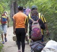 Las famosas “trochas” se convirtieron en la única alternativa para que los migrantes lleguen al lado colombiano.   Archivo / La Opinión