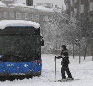 Las vías terrestres, ferroviarias y aéreas han sido cortadas por las violentas borrascas de nieve que se abaten desde el viernes por la tarde sobre gran parte del país. AFP