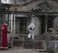 Las primeras hipótesis indican que efectivamente el incendio inició en el porche de una vivienda y se extendió a las casas de los dos lados. Juan Pablo Cohen / La Opinión