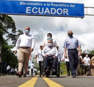 Los presidentes de Ecuador, Lenin Moreno y Colombia, Iván Duque y el Ministro de Defensa de Ecuador, Oswaldo Jarrin, reunidos para supervisar las obras de construcción en el puente internacional entre los dos. países sobre el río Mataje, en la provincia ecuatoriana de Esmeraldas. AFP