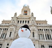 Las tormentas de nieve en España dejaron tres muertos y provocaron el caos en gran parte del país, atrapando a los automovilistas y cerrando las conexiones aéreas y ferroviarias de la capital. AFP