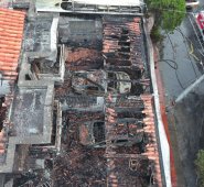 Las primeras hipótesis indican que el incendio inició en el porche de una vivienda y se extendió a las casas de los dos lados, bloqueando la salida por las puertas principales. Cortesía
