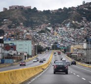 Hasta 500 dólares puede ganar un uniformado por una carrera de San Cristóbal hasta Caracas, 60 veces el sueldo que gana como militar. AFP