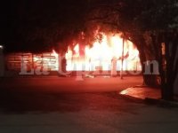 Promediando las 3 de la madrugada, una gran conflagración inició en la madrugada de este sábado. La Opinión