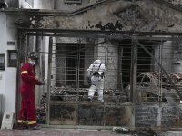 Las primeras hipótesis indican que efectivamente el incendio inició en el porche de una vivienda y se extendió a las casas de los dos lados. Juan Pablo Cohen / La Opinión