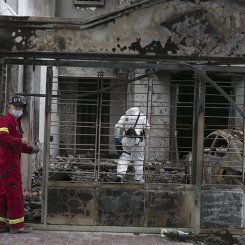 Las primeras hipótesis indican que efectivamente el incendio inició en el porche de una vivienda y se extendió a las casas de los dos lados. Juan Pablo Cohen / La Opinión