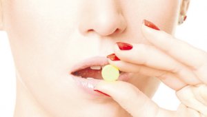 1 tableta de acetaminofén contiene 500 mg (0,5 gramos) por lo que con 8 tabletas ya se excede la dosis del día, originando una falla hepática.