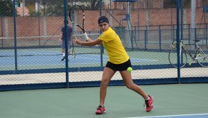 Con mucha alegría y satisfacción, la tenista cucuteña María Camila Osorio Serrano recibió con beneplácito la convocatoria a la selección Colombia Sub-16 para representar al país en el suramericano de la categoría que se cumplirá en Pereira. Foto Rodrigo Sandoval / La Opinión