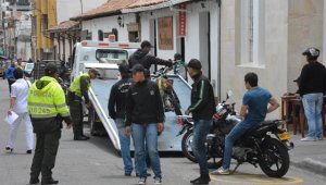 Las autoridades de tránsito hacen controles en el centro de la ciudad para retirar los vehículos mal estacionados.  Foto roberto Ospino | La Opinión