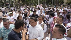 El aspirante a la alcaldía de cúcuta, Jorge Acevedo Peñaloza, presentó ayer en el Parque Santander la lista al Concejo que respalda su movimiento ‘Todos por Cúcuta’. Foto Juan Pablo Cohen | La Opinión