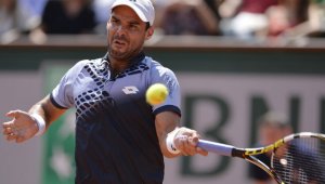 Alejandro Falla en partido contra Roger Federer, en el Abierto de Francia.  AP