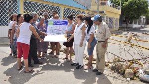 Los vecinos de la calle 2 con avenidas 2 y 3 de La Victoria cerraron la vía para impedir que el tráfico vehicular les termine de dañar la calle. En la foto muestran el plan de manejo vial que se había concertado con los vecinos. Edinsson Figueroa