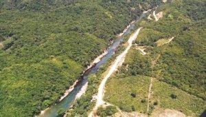 Sobrevuelo sobre el municipio de Teorama, donde se muestra la contaminación por el derrame de crudo. Ejército Nacional