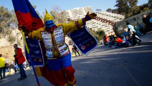 Hinchas de la selección Colombia llegando al estadio de Viña del Mar. Colprensa