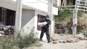 El feto fue recogido en una bolsa plástica y sacado de la casa por los funcionarios del CTI. Cristian Herrera