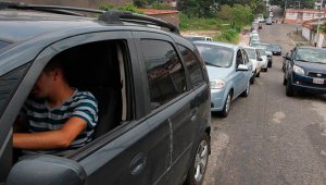Interminables parecen las colas de conductores para abastecerse de combustible. Eilyn Cardozo