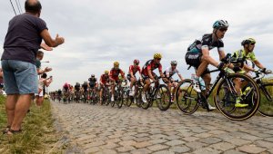 Alemán Tony Martin ( primero a la derecha), del equipo Etixx, durante la cuarta etapa de 223,5 kilometros del Tour de Francia. AFP