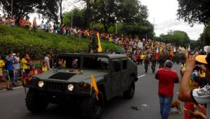 Autoridades participan del desfile militar del 20 de julio. Jean García