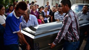 Familiares de una de las víctimas del accidente llevan su ataúd, en la ciudad de Santa Rosa. AFP