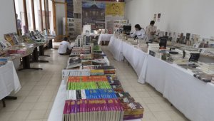 En la sala de exposiciones de la Biblioteca Pública se ofertan los libros que trajo el Fondo de Cultura Económica. Juan Pablo Cohen