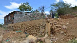 Este es el primer muro de la casa ecológica de la familia Villegas en Manuela Beltrán. La Opinión