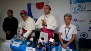 Monseñor Víctor Manuel Ochoa, obispo de Cúcuta; el nuncio apostólico monseñor Ettore Balestrero (centro) e Ilva Hoyos, delegada de la Procuraduría para la crisis humanitaria de la frontera. Juan Pablo Cohen