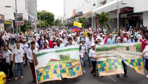 La muchedumbre procedente de 50 veredas de cuatro municipios recorrió desde la Plaza de Banderas hasta la sede de la Gobernación para exigir que se detenga el proyecto del acueducto metropolitano y se impulse el embalse del Cínera. Luis Alfredo Estévez