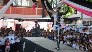 Los estudiantes de diseño gráfico salieron a la tarima con una muestra de pintura sobre el cuerpo. Cada estudiante tardó cerca de cuatro horas en pintar su cuerpo. Rodrigo Sandoval