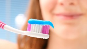 La lengua acumula bacterias que generan el mal aliento, por eso debe ser bien cepillada. Internet