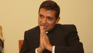 El padre ‘Chucho’ resultó ileso gracias a la valentía de sus fieles. Colprensa