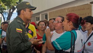 Usuarios de la Unidad de Rehabilitación y terapia muscular de Saludcoop-San Rafael, protestaron ayer por el cierre que se tiene programado a partir del 1 de noviembre. Mario Caicedo