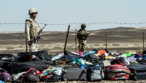 Soldados del Ejército egipcio montan guardia junto al equipaje y pertenencias de los pasajeros del avión ruso A321, en el lugar del accidente en Wadi El- Zolmat, una zona montañosa en la península del Sinaí. AFP