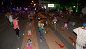 Padres e hijos se integraron en torno al arte y la cultura. En la imagen se aprecia uno de los puntos donde los núcleos familiares debían pintarse, en ejercicio de reconocimiento. Juan Pablo Cohen