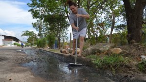 La avenida quinta de García Herreros se llenó de aguas negras luego de que la red de alcantarillado se rebosara. Rodrigo Sandoval