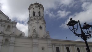 En la torre de la catedral ha permanecido por décadas el antiguo reloj, que ahora funciona pero no tiene quien le dé cuerda.  Archivo