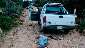 El cadáver de un hombre se encuentra en la carretera después de haber sido ejecutado por hombres armados en Tetitlan de Las Limas, Chilapa, estado de Guerrero, el 9 de noviembre de 2015. AFP