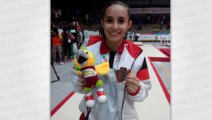 La gimnasta Dayana Ardila García luce la medalla de bronce que obtuvo de la general individual en los XX Juegos Nacionales 2015. Cortesía
