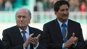 El expresidente de la Fifa, Joseph S. Blatter (izquierda) y el ahora expresidente de la Asociación de Fútbol de Nepal, Ganesh Thapa, durante la ceremonia de apertura la AFC Challenge Cup Fútbol en Katmandú. AP