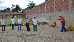 El minitejo es una de las mayores entretenciones de los ancianos que frecuentan el Centro Día. En este mismo espacio a un quisco para eventos, juegos biosaludables, zonas verdes, entre otros. Rodrigo Sandoval