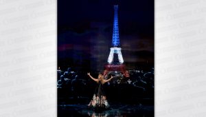 Céline Dion interpretó en francés el clásico de Edith Piaf "Hymne à l'Amour" (Himno al amor). AFP