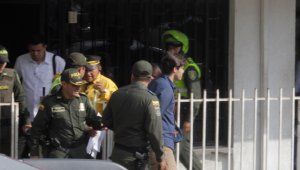 Momento en el que Jhoan Álvarez es trasladado por la Policía al Centro de Atención e Investigación Integral a las Víctimas de Delitos Sexuales. La Opinión