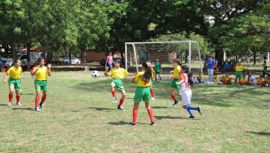 En la inauguración del torneo salió a relucir el talento de los niños en el campo de juego. Cortesía