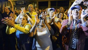 Cientos de venezolanos celebraron el triunfo de la oposición. AFP