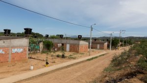 Así luce la calle principal del proyecto de vivienda gratuita Desplazados 1 y 2 en la vereda Los Mangos. Juan Pablo Cohen