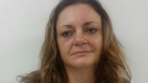 Astrid López Parra fue capturada por la Policía en el Anillo Vial Oriental, cuando se movilizaba en un taxi. En su contra, el Juzgado Noveno de Floridablanca (Santander) expidió una orden de captura por los delitos de hurto y porte ilegal de armas. Suministrada