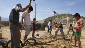 Tres días completan los vecinos de Nueva Ilusión  y los voluntarios de la Fundación Innovación Ciudadana en las obras del parque ecológico del asentamiento.  Juan Pablo Cohen