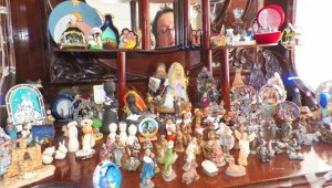 El apartamento, en Navidad, se convierte en un museo para exhibir centenares de pesebres traídos de diferentes partes del mundo. Javier Sarabia