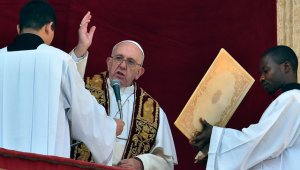 Francisco exhortó a los feligreses a adoptar "en la propia vida la misericordia de Dios". AFP